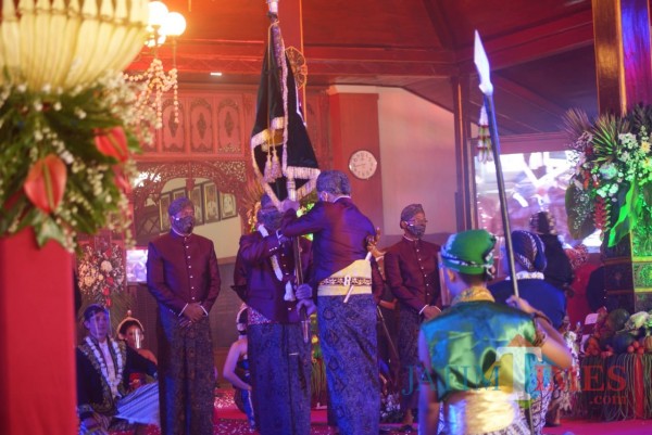 Bupati Tulungagung Maryoto Birowo (kiri) saat menerima Pataka Lambang Tulungagung dari Ketua DPRD, Marsono / Joko Pramono- Jatim Times)
