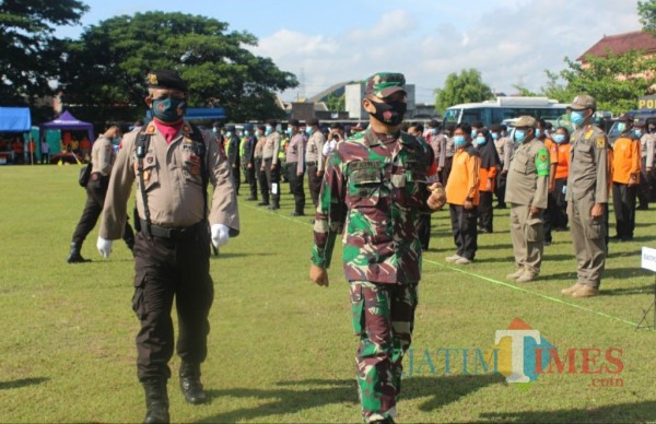 Dandim 0809 Letkol Kav Dwi Agung Sutrisno memimpin apel siaga.(eko arif s/Jatimtimes)
