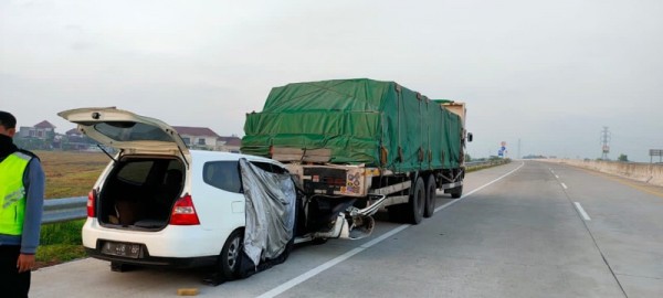 Kondisi mobil yang ditumpangi Ketua Tim Pemenangan SanDi, Hari Sasongko sesaat setelah terlibat keclakaan maut di Tol Ngawi menuju Solo (Foto : Istimewa)
