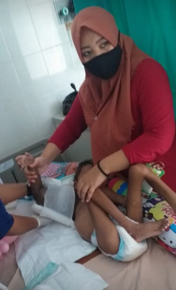 Mama Ratna sedang merawat syafa yang mulai membaik.