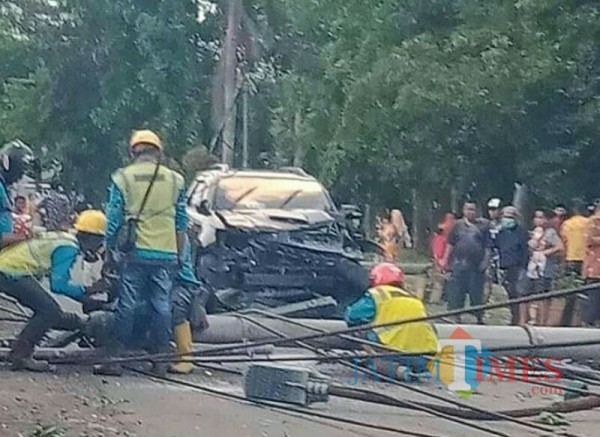 Mobil yang tertimpa tiang listrik milik PLN (Foto : Netizen )