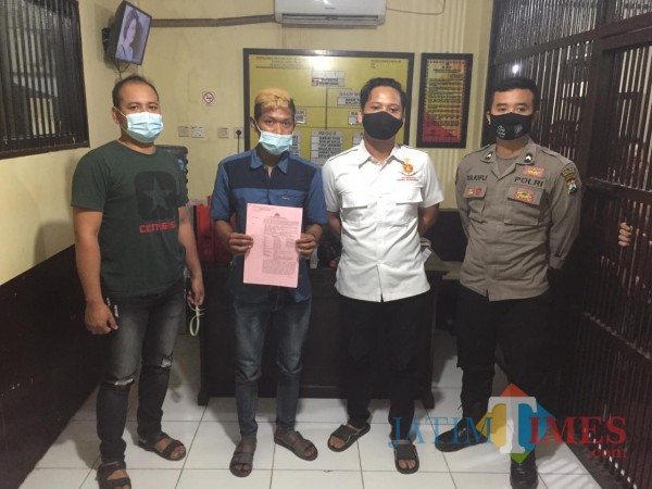 PR (bawa kertas merah muda) saat diamankan oleh petugas (dok. Reskrim)
