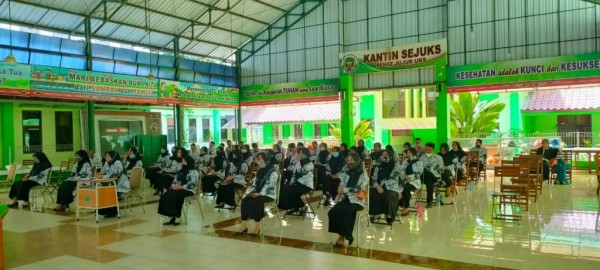Para guru mengikuti Webinar peringatan HUT PGRI dan HGN 2020. (Foto: Humas)