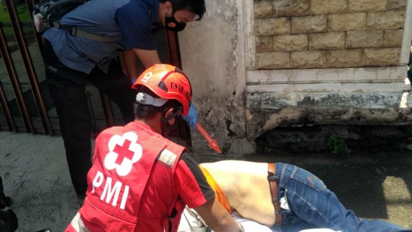 Petugas saat tengah melakukan pemeriksaan terhadap jasad korban (Ist)