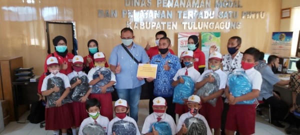 Penyerahan school kit dari PT Sumber Alfaria Trijaya kepada para siswa SD di Kabupaten Tulungagung. (Foto: Dok. PT. Sumber Alfaria Trijaya)