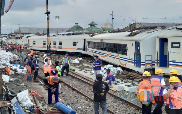 Situasi gerbong kereta api yang nampak anjlok di stasiun Kotalama (Anggara Sudiongko/MalangTIMES)
