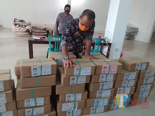 Surat suara Pilkada Kota Blitar 2020 disimpan di gudang logistik KPU di Jalan Cemara. (Foto: Dokumen JatimTIMES)