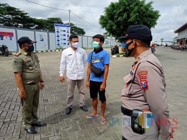 Tim gabungan memberikan edukasi protokol kesehatan saat melaksanakan operasi yustisi.(Foto : Aunur Rofiq/BlitarTIMES)