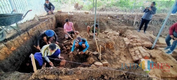 Beberapa petugas dari BPCB Jatim saat melakukan ekskavasi tahap 4 di situs Pendem, Desa Pendem, Kecamatan Junrejo.