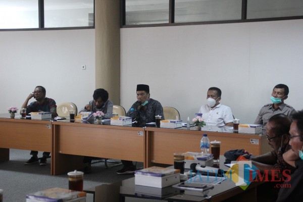 Hearing digelar DPRD dengan warga Desa Ngadirenggo. (Foto: Dokumen JatimTIMES)