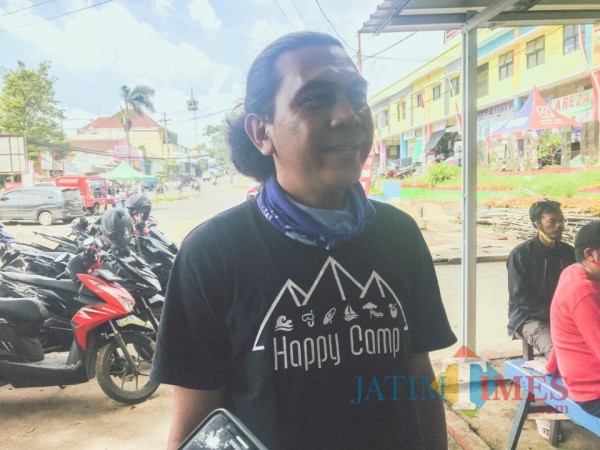 Ketua Komunitas Jip Korwil Tumpang, Paino saat ditemui awak media di lokasi pembangunan Terminal Wisata Tumpang, Rabu (18/11/2020). (Foto: Dok. JatimTimes)