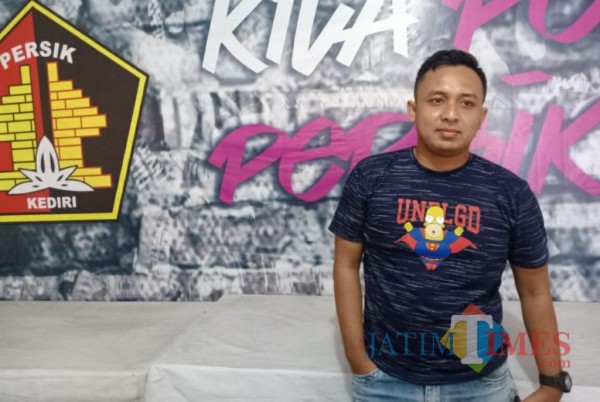 Media Officer Persik Kediri Anwar Bhahar Bassalah saat memberikan keterangan. (eko arif s/Jatimtimes)