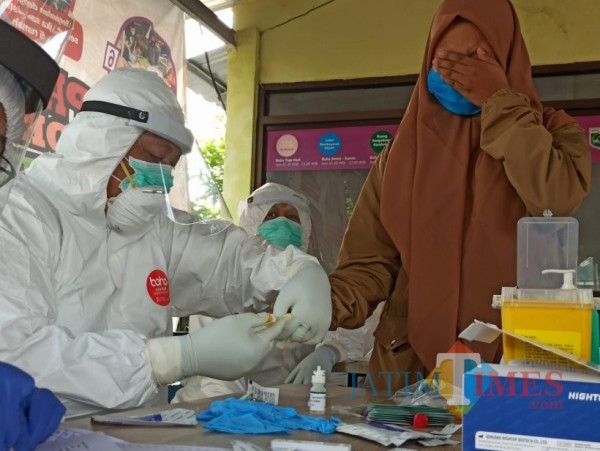 Pedagang saat melakukan rapid test di Pasar Besar Kota Batu. (Foto: istimewa)