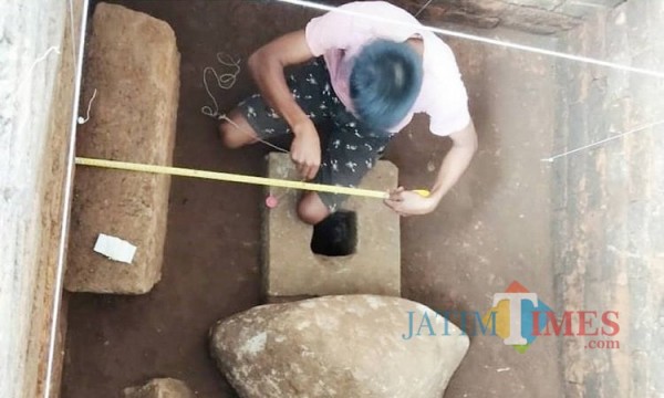 Petugas BPCB Jatim saat mengujur di area peripih Situs Pendem, Desa Pendem, Kecamatan Junrejo.