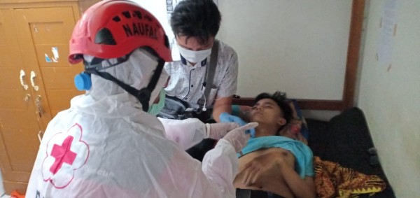 Petugas PMI saat memeriksa Muhammad Taufik yang meninggal di kos-kosan (istimewa)