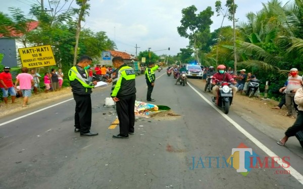 Polisi saat melakukan olah TKP di Rejotangan / Foto : Dokpol / Tulungagung TIMES