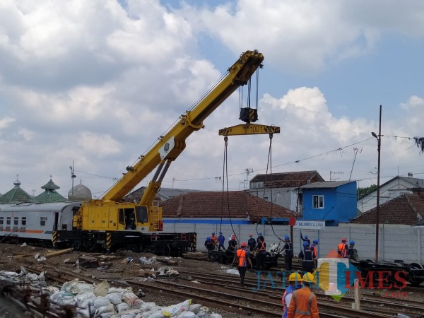 Proses evakuasi gerbong kereta api yang anjlok (Hendra Saputra)
