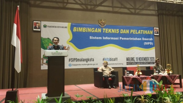Sekretaris Daerah Kota Malang, Wasto (berdiri) saat membuka acara Bimbingan Teknis dan Pelatihan SIPD (Pipit Anggraeni/MalangTIMES).
