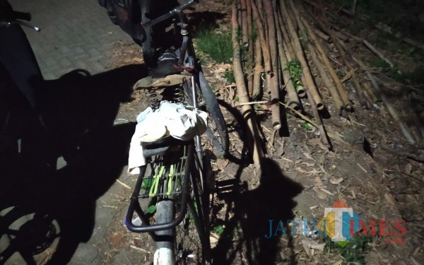 Sepeda milik Tukani yang tertinggal di pinggir Sungai Brantas. (Foto: Istimewa / Tulungagung TIMES)