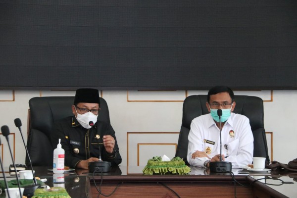 Wali Kota Malang Sutiaji (kiri) dan Deputi Pengembangan Setjen Wantanas, Marsda TNI Dr. Sungkono (kanan) (Humas Pemkot Malang).