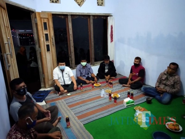 Yasin Hermanto (baju putih) silaturahmi dan serap aspirasi warga Kelurahan Tlumpu.(Foto : Aunur Rofiq/BlitarTIMES)