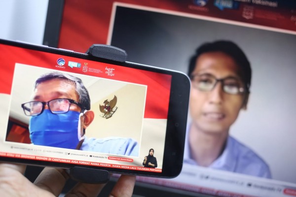 Dr dr Kohar Hari Santoso (kiri) dan Wahyoe Boediwardhana (Jurnalis) menjadi pembicara dalam dialog bertema belajar dari sukses vaksin MR di Jawa Timur dan Peran Media dalam Vaksinasi di Jakarta. (Foto: Istimewa).