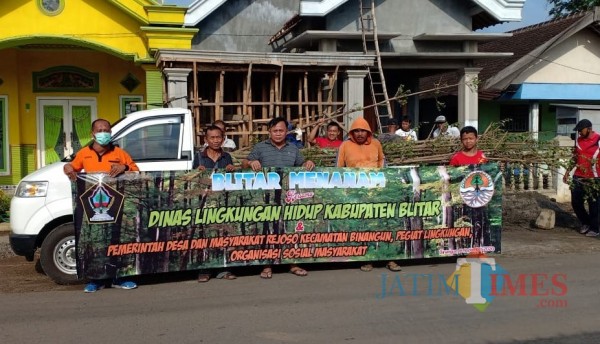 DLH Kabupaten Blitar dan elemen masyarakat dan pegiat lingkungan sinergi tanam pohon peneduh