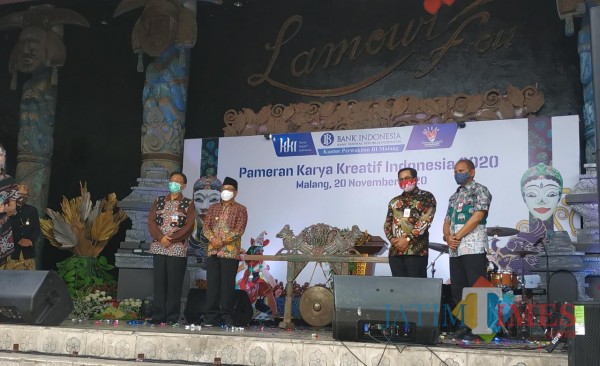 Dari kiri: Kepala BI Malang Azka Subhan, Wali Kota Malang Drs Sutiaji, Kepala OJK Malang Sugiarto Kasmuri dan Kepala Diskopindag Kota Malang Wahyu Setianto (Hendra Saputra/MalangTIMES)