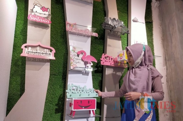 Hiasan dinding buatan Andik sukses tembus pasar Asia Tenggara.