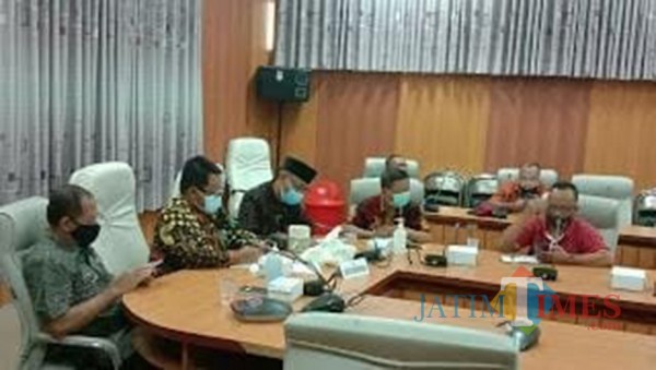 Jajaran Pemkab Jember saat mengikuti Webinar yang digelar oleh KASN (foto : Sigit / Jatim TIMES)