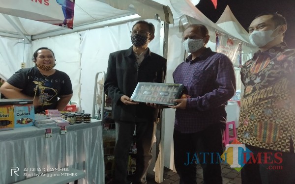Kabid Perindustrian Fahmi Fauzan (tiga dari kanan) dan Kepala Diskopindag Wahyu Setianto (dua dari kanan). (Anggara Sudiongko/MalangTIMES)