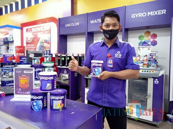 Karyawan menunjukkan produk Propan Decor dan Eco Series (Foto: Aunur Rofiq/ BlitarTIMES)