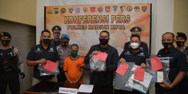Kasat Reskrim AKP Fatah Meiliana didampingi Paur Humas Polresta Madiun saat melaksanakan Konferensi Pers kasus pencurian Spesialis rumah kosong.