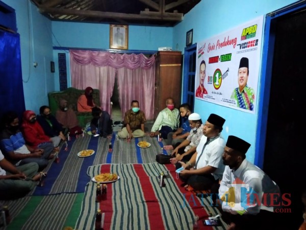 Yasin Hermanto saat kampanye dialogis di Jalan Klampis Kelurahan Tlumpu (Foto: Aunur Rofiq/ BlitarTIMES)