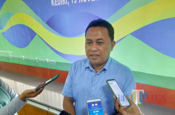 Kepala BPJS Ketenagakerjaan cabang Kediri Agus Supriadi saat memberikan keterangan kepada awak media (Eko Arifrif S/ JatimTIMES)