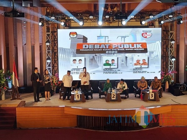 Ketiga kandidat Calon Bupati dan Wakil Bupati Malang saat menjalani sesi debat pertama (Foto : Dokumen MalangTIMES)