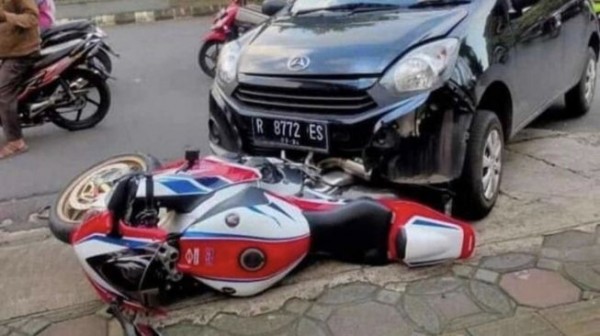 Motor CBR ditabrak Ayla. (Foto: Twitter/@ezash)