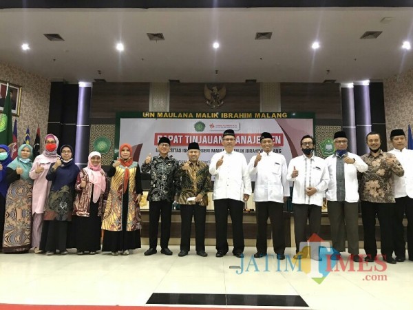 Para pimpinan UIN Malang berfoto bersama Ketua Komisi VIII DPR RI H Yandri Susanto dan Sekjen Kemenag RI Prof Dr H Nizar Ali MAg. (Foto: Ima/MalangTIMES)