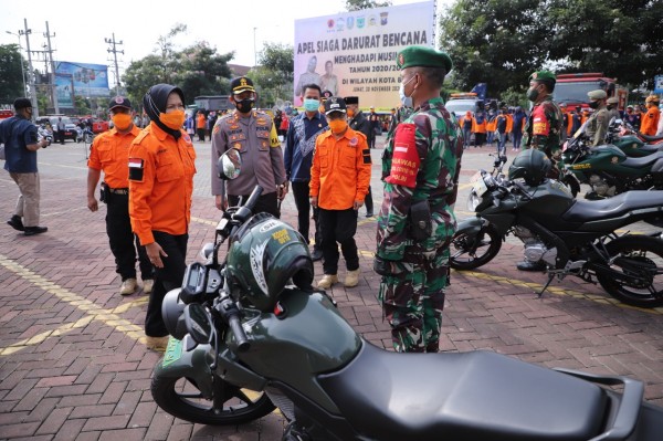 Wali Kota Batu Dewanti Rumpoko saat melihat kesiapan personel saat apel siaga darurat bencana menghadapi musim hujan tahun 2020/2021, di halaman Balai Kota Among Tani, Jumat (20/11/2020). (Foto: Humas Pemkot Batu)