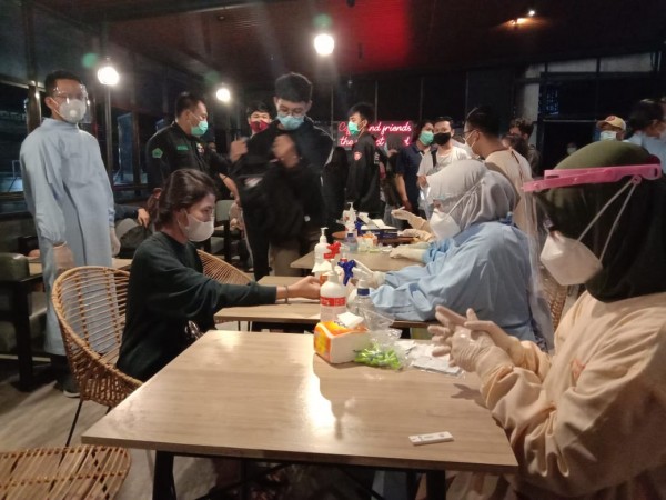 Pengunjung cafe yang terjaring operasi yustisi tengah dirapid test (Ist)