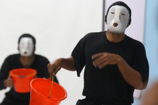 Pentas komunitas teater Kelompok Bermain Kangkung Berseri (KBKB) Malang di SDN Klojen, Jumat (20/11/2020). Foto: Nurlayla Ratri/MalangTIMES