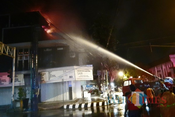 Petugas PMK mencoba memadamkan api.(eko arif s/Jatimtimes)