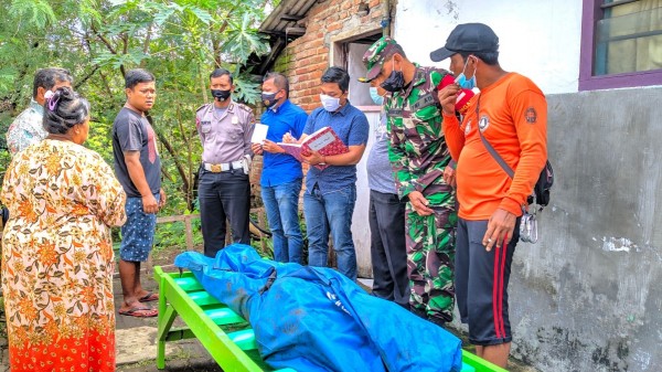 Petugas saat melakukan olah TKP di lokasi kejadian terpelesetnya Lebarianto (69) dan Tasemi (77) di tebing Sungai Seco, Jumat (20/11/2020). (Foto: Humas Polres Malang)