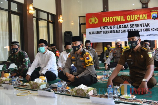 Plt. Bupati Jember bersama Kapolres AKBP. Arif Rachman Arifin saat mengikuti Khotmil Quran di Mapolres Jember (foto : istimewa / Jatim TIMES)