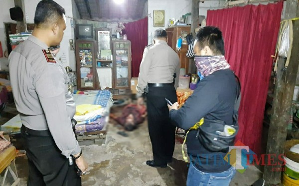 Polisi saat melakukan evakuasi dan olah TKP dugaan pembunuhan di Suruhan Lor, Kecamatan Bandung (Foto : Dokpol / Tulungagung TIMES)