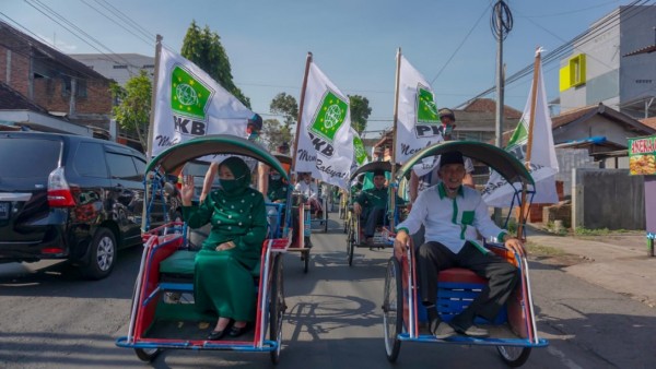 Sosok paslon LaDub ketika menaiki becak, menunjukkan kesederhanaan seorang pemimpin. (Foto: Dok. Malang Bangkit)