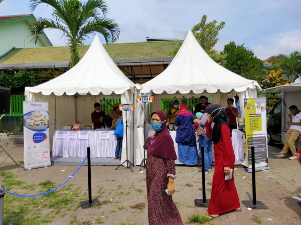 Terlihat masyarakat yang antusias berbelanja di pasar murah yang digelar Diskoperindag Kota Malang (Ist)