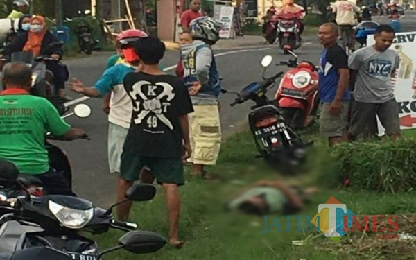 Tubuh Saini sesaat setelah jatuh dari sepeda motornya. /Foto : Dokpol / Tulungagung TIMES
