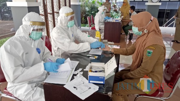 Petugas kesehatan saat melakukan rapid test kepada ASN di Balai Kota Among Tani beberapa saat lalu. (Foto: Irsya Richa/MalangTIMES)