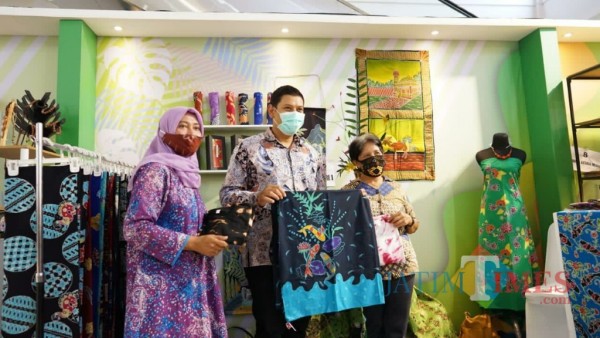 Wali Kota Kediri Abdullah Abu Bakar melihat stand pamer. (ist)